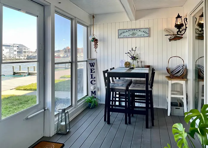 Bayfront | Walk To & Boardwalk | King Bed Holiday home