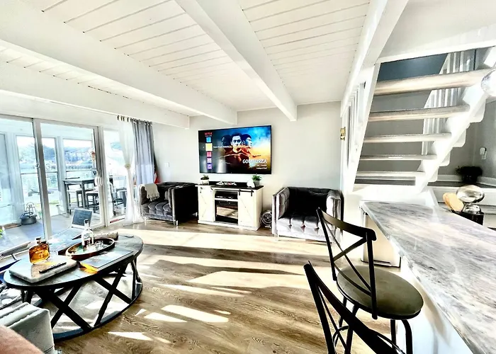 Holiday home Bayfront | Walk To & Boardwalk | King Bed