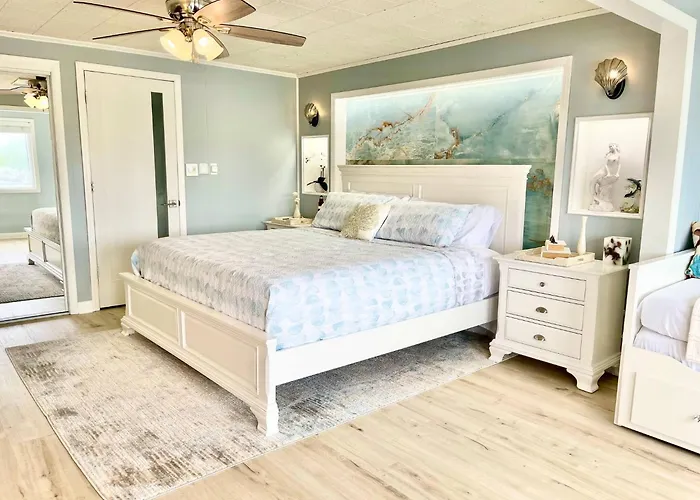 Bayfront | Walk To & Boardwalk | King Bed Holiday home