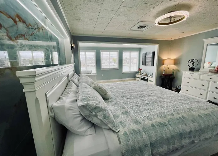 Bayfront | Walk To & Boardwalk | King Bed Holiday home Ocean City