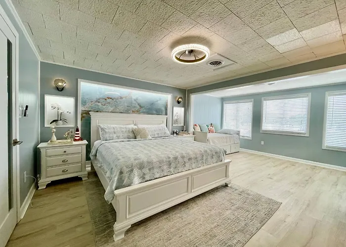 Bayfront | Walk To & Boardwalk | King Bed *