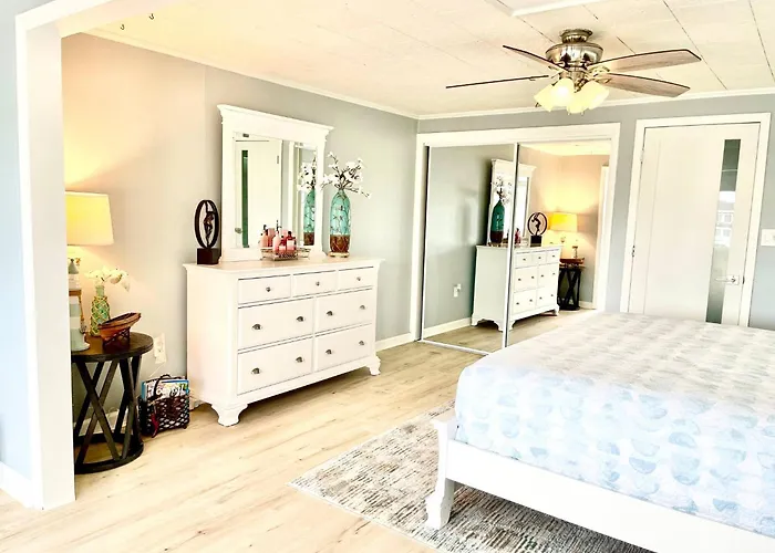 Bayfront | Walk To & Boardwalk | King Bed Holiday home