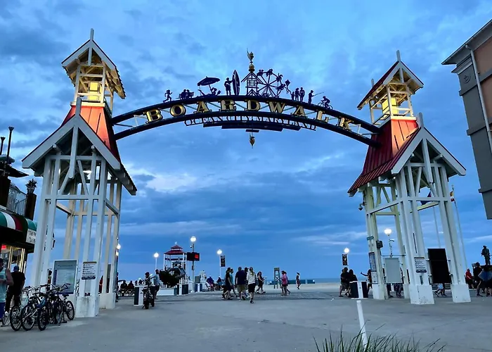 Bayfront | Walk To & Boardwalk | King Bed