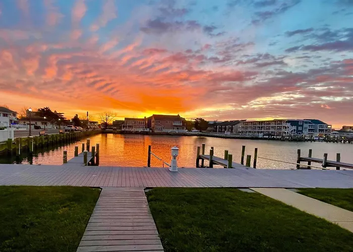 Bayfront | Walk To & Boardwalk | King Bed Holiday home Ocean City