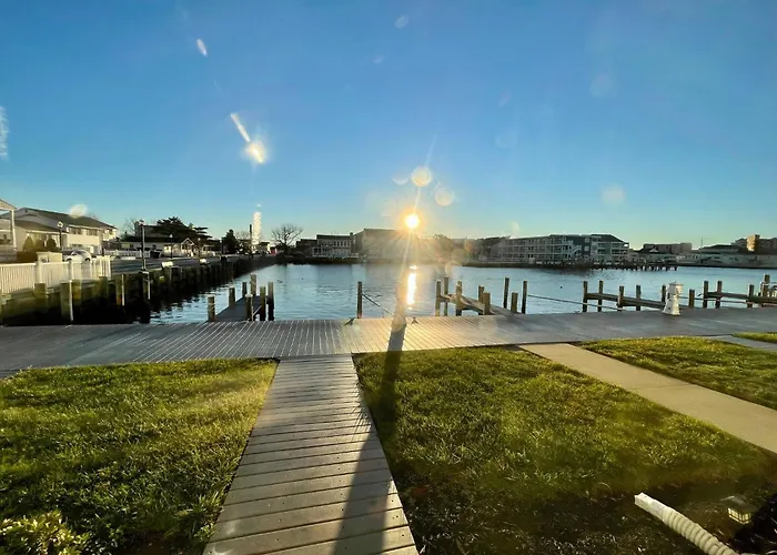 Bayfront | Walk To & Boardwalk | King Bed
